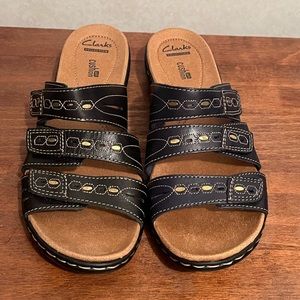 Brand new size 9 Clark’s leisa broach navy sandals